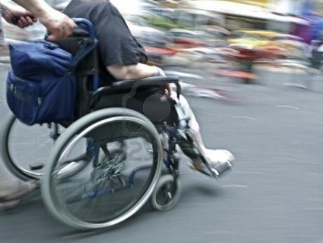 persona disabile su sedia a rotelle persona disabile su sedia a rotelle
