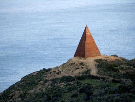 La Piramide 38° Parallelo di Mauro Staccioli
