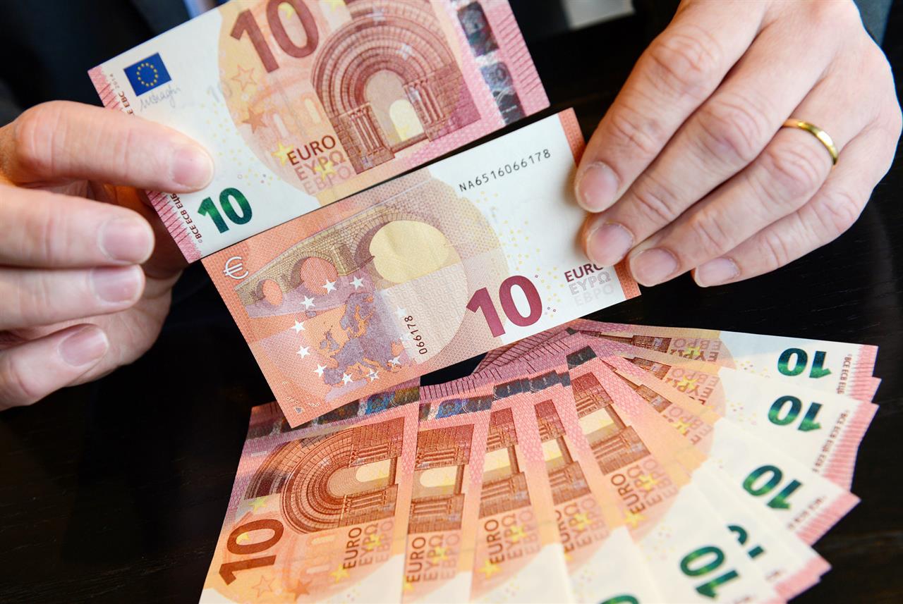 Nuove E Vecchie 10 Euro Banconote Immagine Stock - Immagine di orizzontale,  europa: 45906049