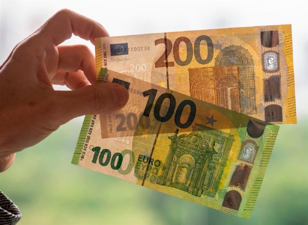 Euro, arrivano le nuove banconote da 100 e 200 