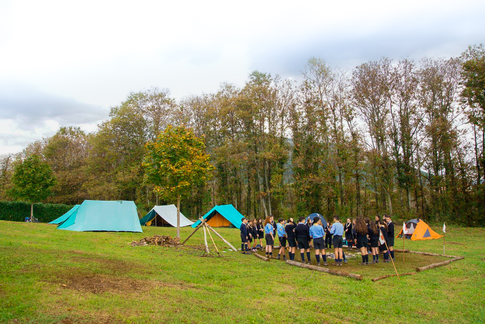campo scout, cerchio di ragazzi e tende