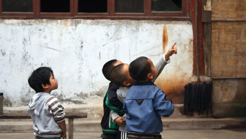 Un gruppo di bambini in strada, in Cina