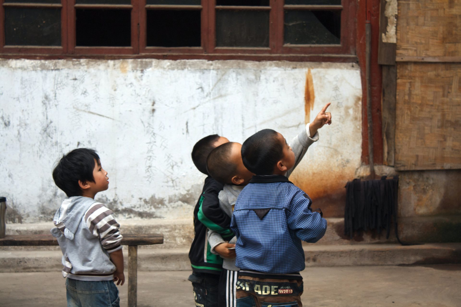 Un gruppo di bambini in strada, in Cina