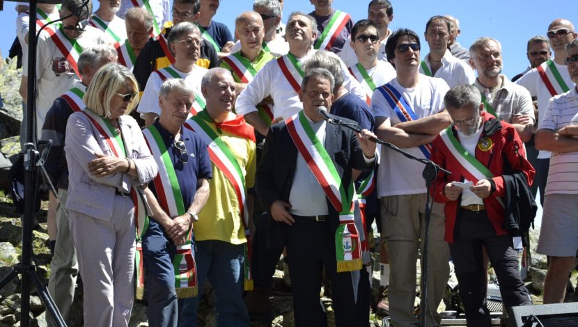 Domenico Amorisco tiene il discorso nella giornata organizzata dal Cai – ai 2.640 metri del rifugio Quintino Sella, gestito con il “sapere della montagna” dalla famiglia Tranchero - per ricordare e celebrare i 150 anni dalla prima ascesa sul Monviso, avvenuta il 30 agosto 1861 ed effettuata da William Mathews, Frederick Jacomb, Jean Baptiste Croz e Michel Croz.