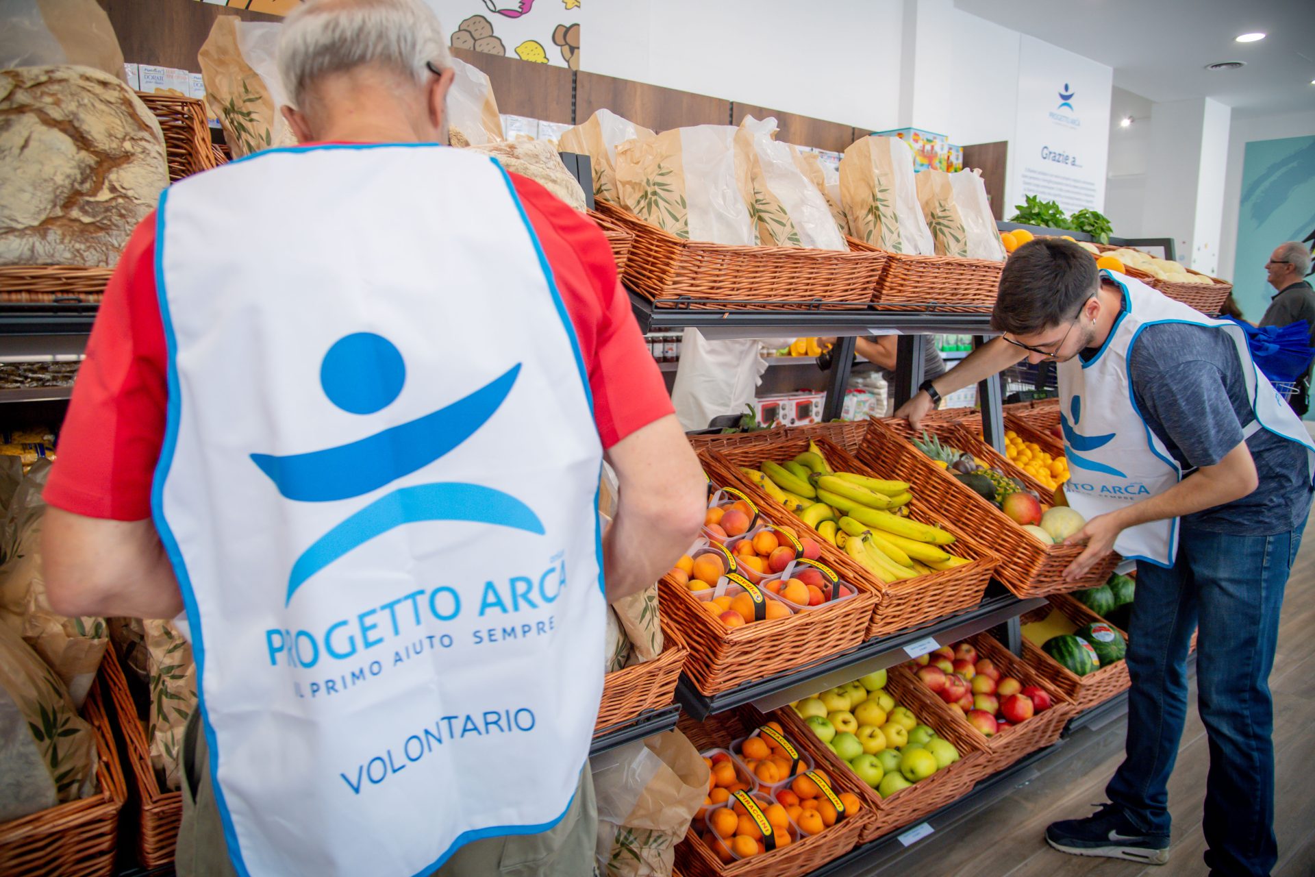 Volontari nel Market Solidale di Progetto Arca a Milano