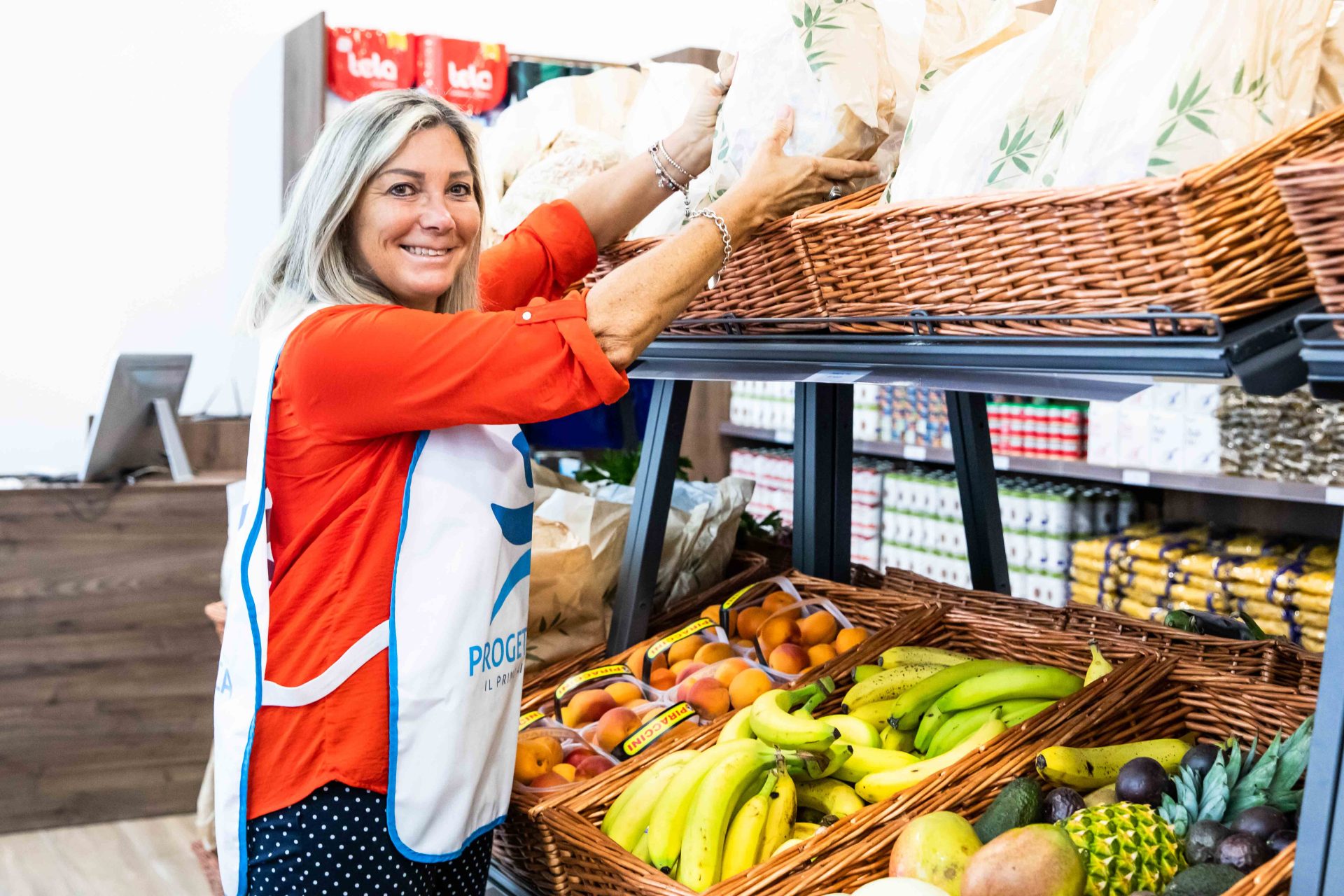 Volontaria nel Market solidale di Progetto Arca