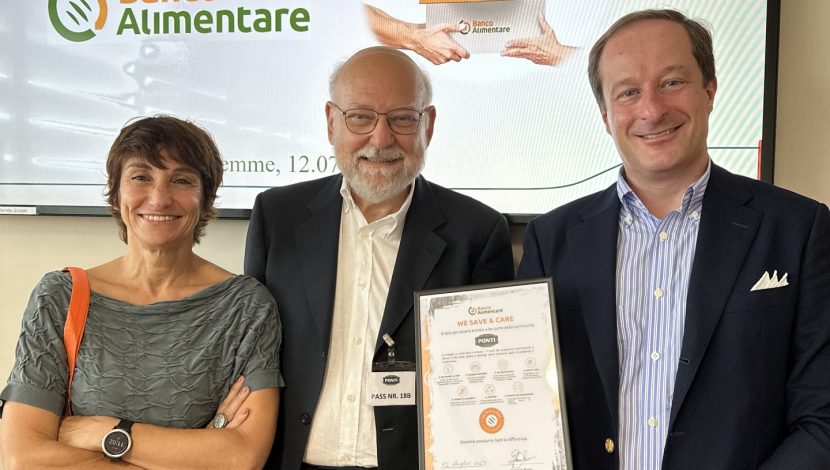 Consegna attestato We Save and Care di Banco Alimentare