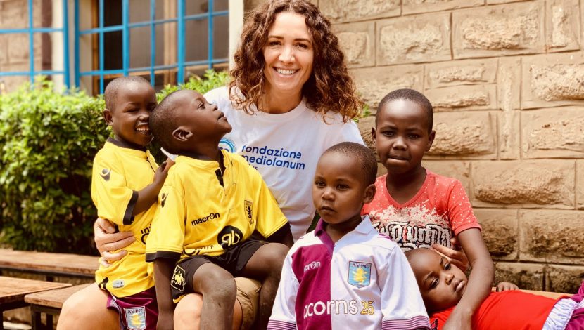 Sara Doris insieme a quattro bambini kenyoti