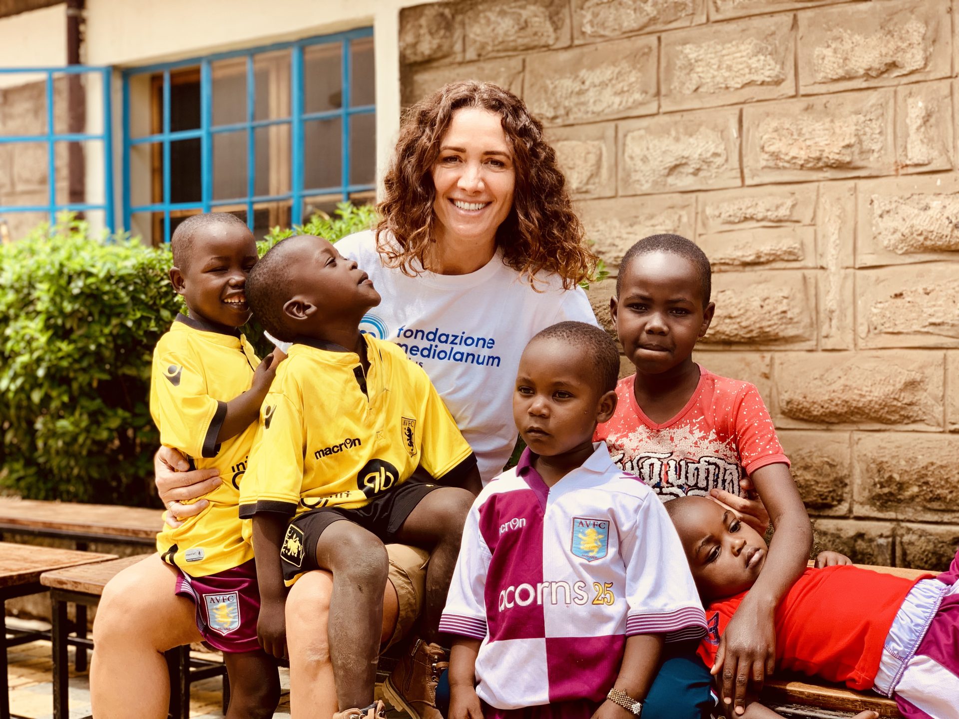 Sara Doris insieme a quattro bambini kenyoti