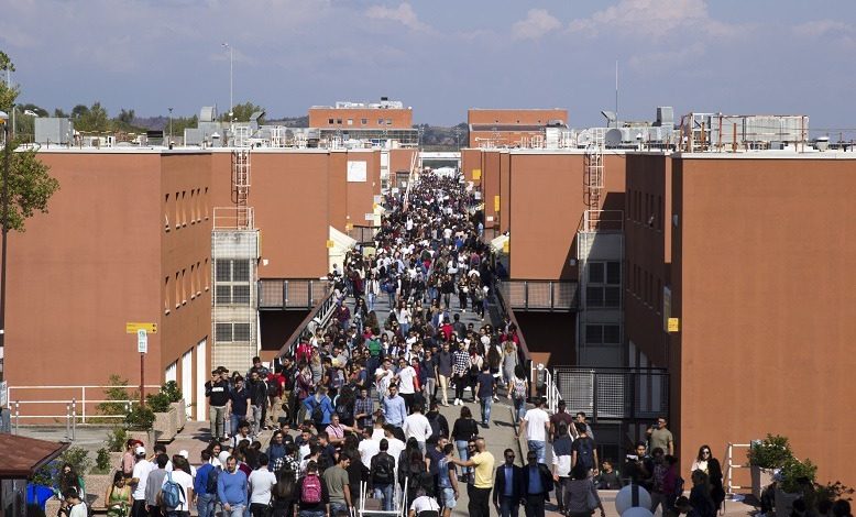 Studenti al campus universitario di Arcavacata di Rende, sede dell'Unical di Cosenza