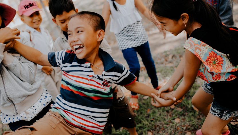 Bambini che giocano, in Vietnam. Foto di Mi Pham per Unsplash