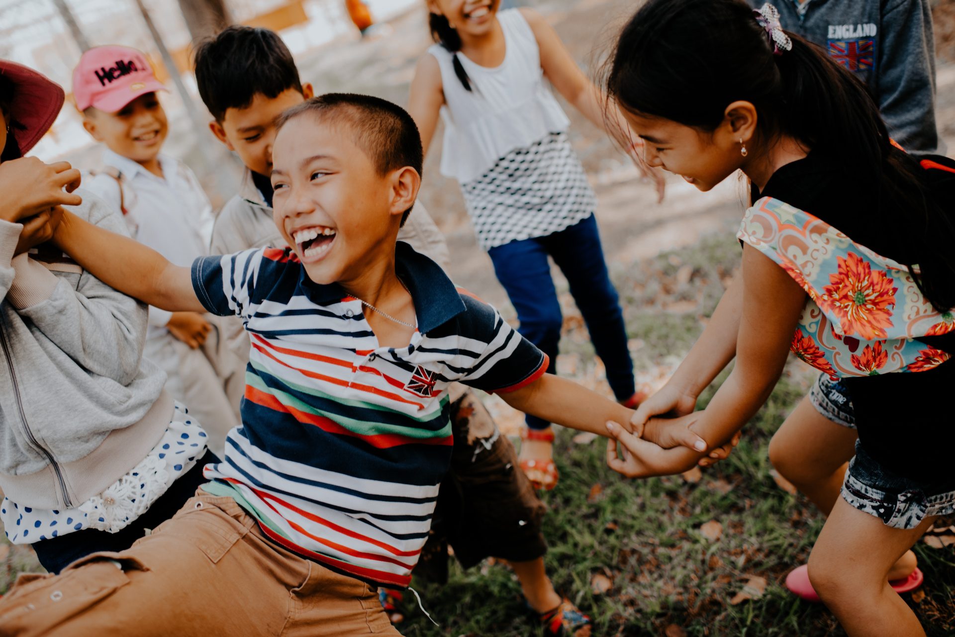 Bambini che giocano, in Vietnam. Foto di Mi Pham per Unsplash