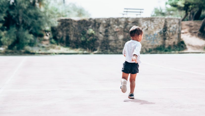 Bambino che corre per strada, foto di Guillaume de Germain su Unsplash
