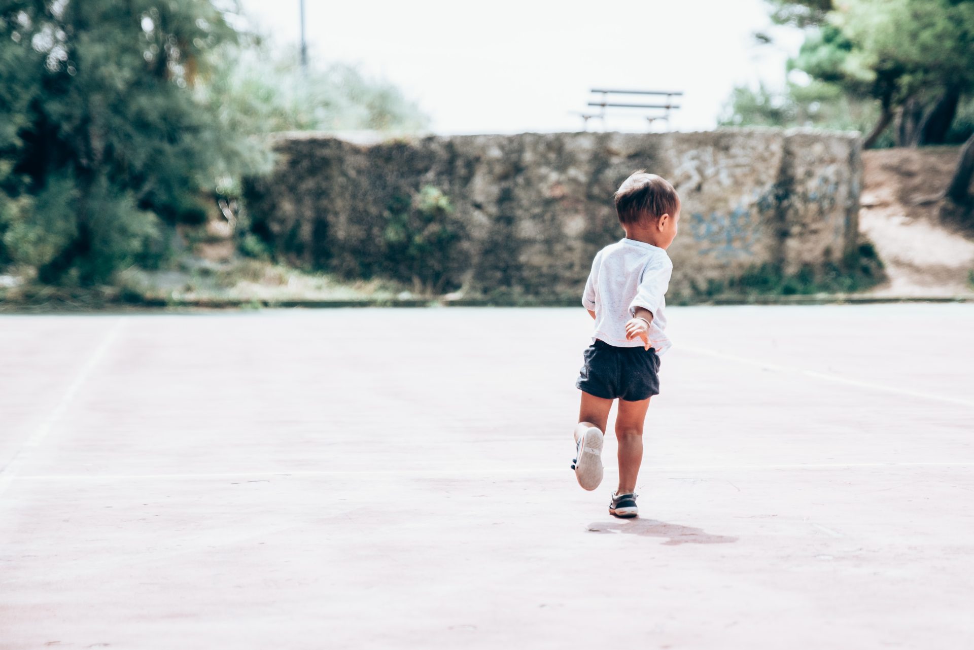 Bambino che corre per strada, foto di Guillaume de Germain su Unsplash