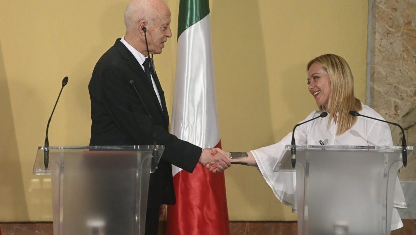 Il presidente della Tunisia Kais Saied stringe la mano al Primo Ministro italiano Giorgia Meloni