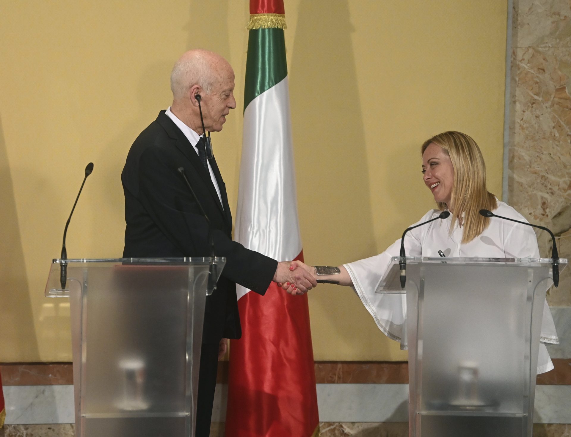 Il presidente della Tunisia Kais Saied stringe la mano al Primo Ministro italiano Giorgia Meloni