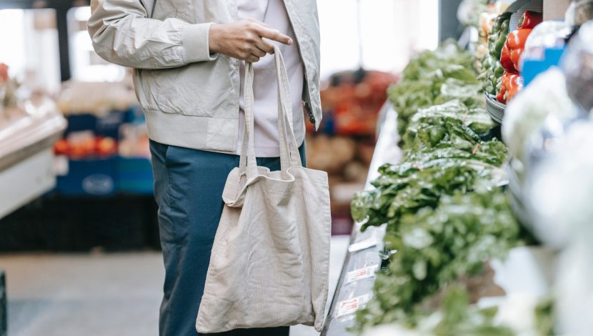 uomo che fa la spesa al supermercato