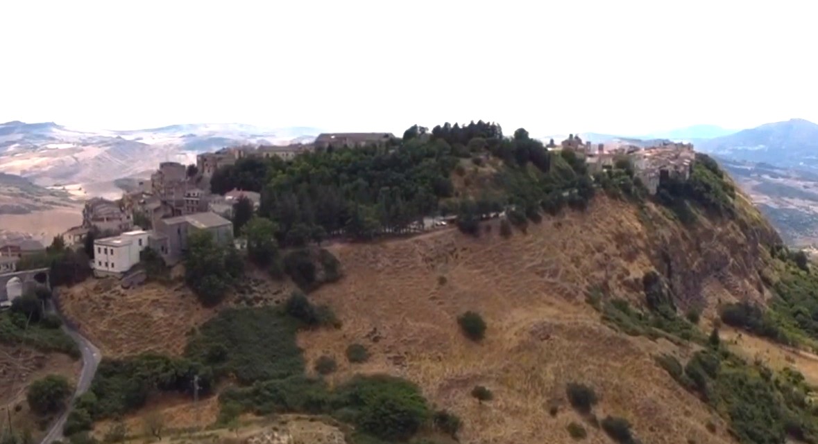 La foto porta ad un video di Francesco Polizzotto, una ripresa dall'alto del piccolo comune di Polizzi Generosa e del suo territorio