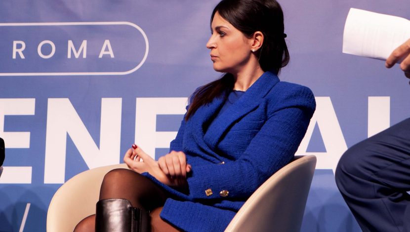 Maria Cristina Pisani, presidente Cng, seduta su una sedia su sfondo blu con scritte, probabilmente a un evento