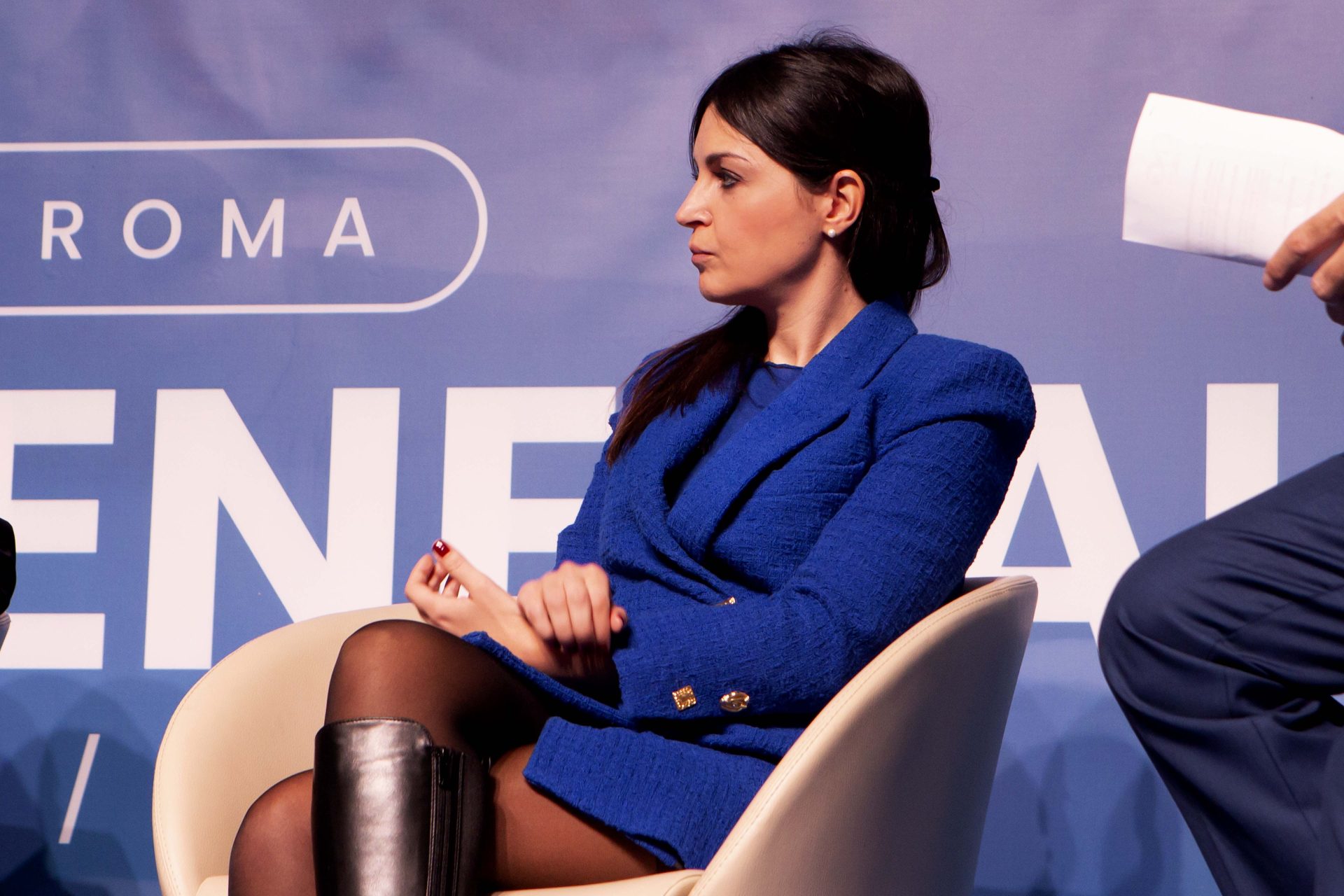 Maria Cristina Pisani, presidente Cng, seduta su una sedia su sfondo blu con scritte, probabilmente a un evento