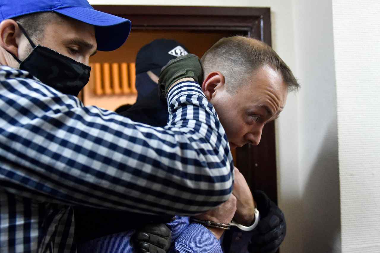Il giornalista Ivan Safranov nel momento dell'arresto