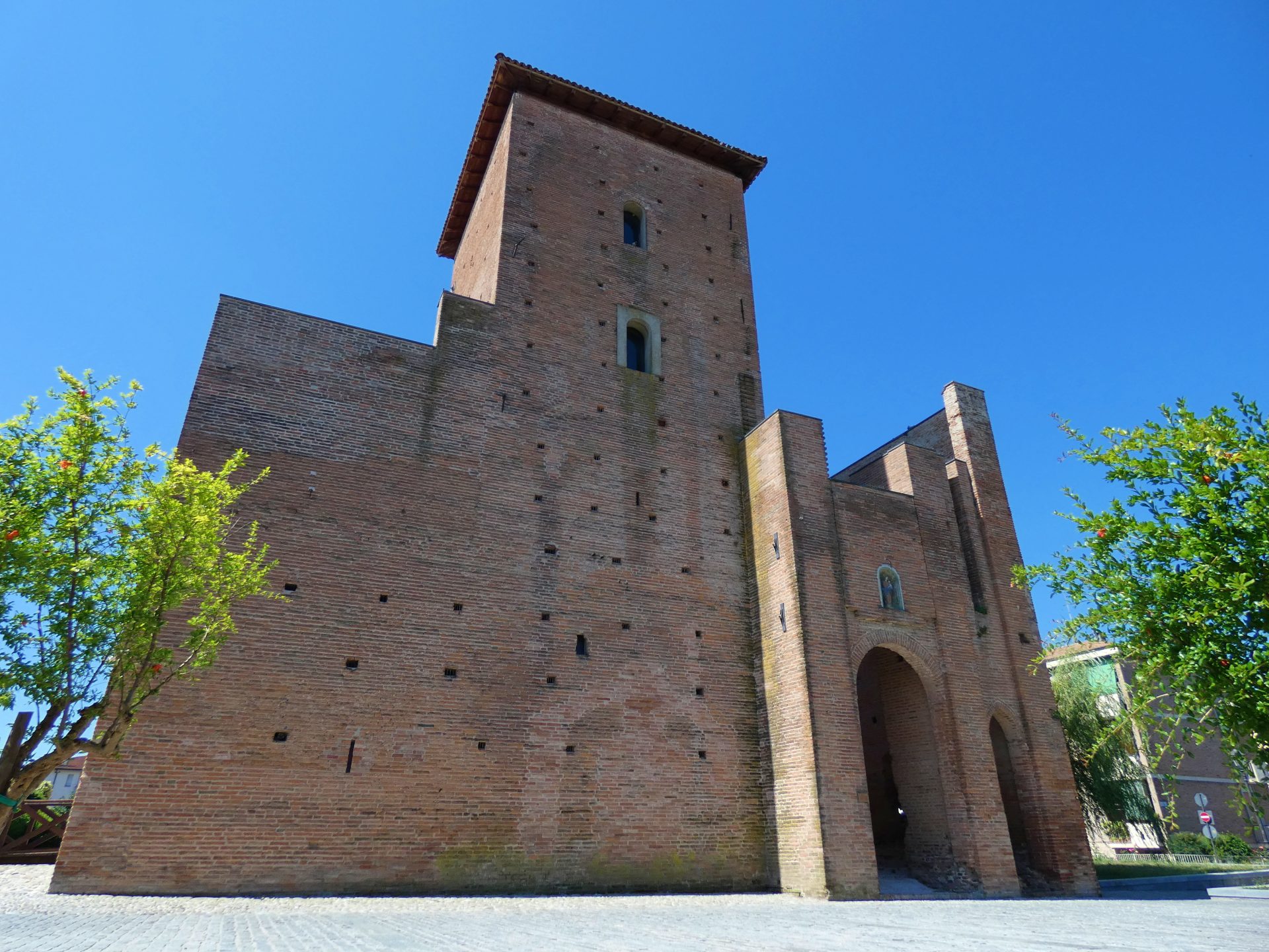 Foto dal basso della rocca di Pieve di Cento