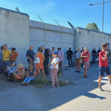 Persone sotto le mura del Cpr di Gradisca d'Isonzo