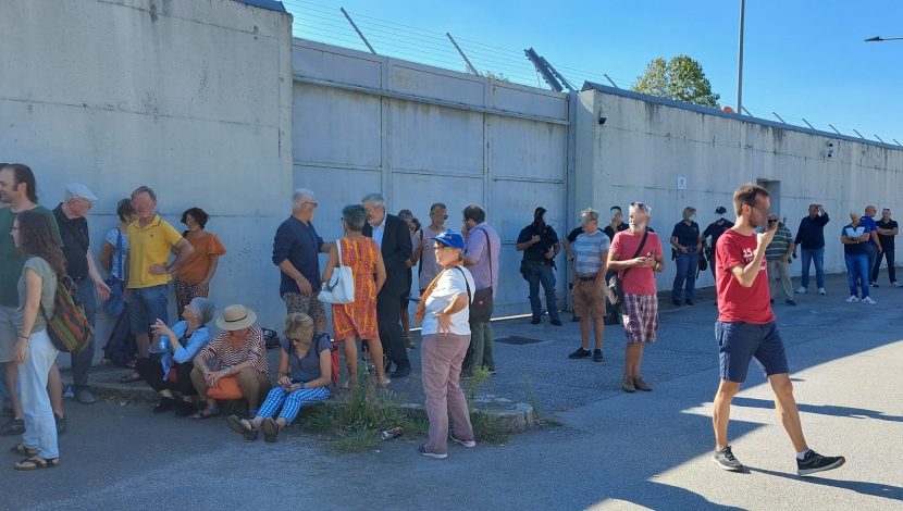 Persone sotto le mura del Cpr di Gradisca d'Isonzo