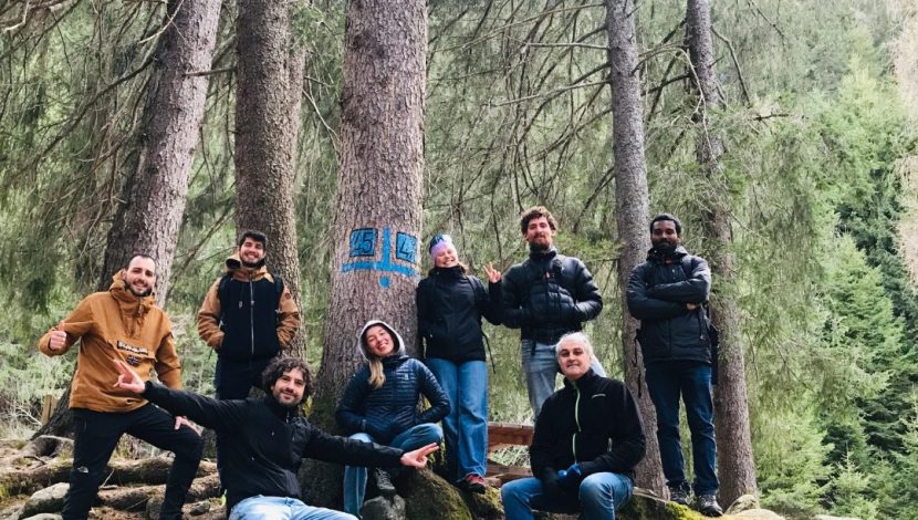 Un gruppo di giovani sotto un albero, foto di gruppo