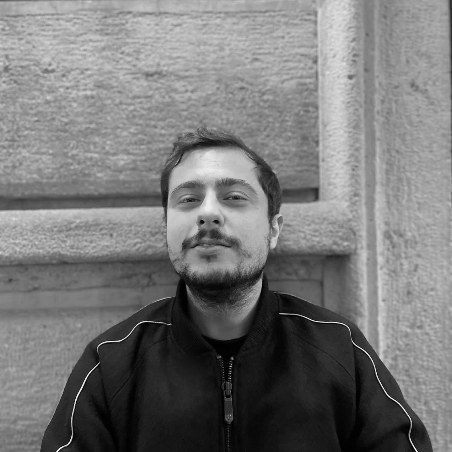 Andrea Pinna in primo piano in bianco e nero, espressione seria