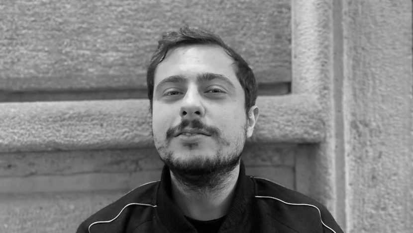 Andrea Pinna in primo piano in bianco e nero, espressione seria