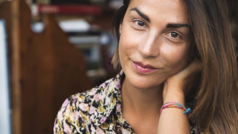 primo piano di Viola Ardone, con il volto appoggiato sulla mano