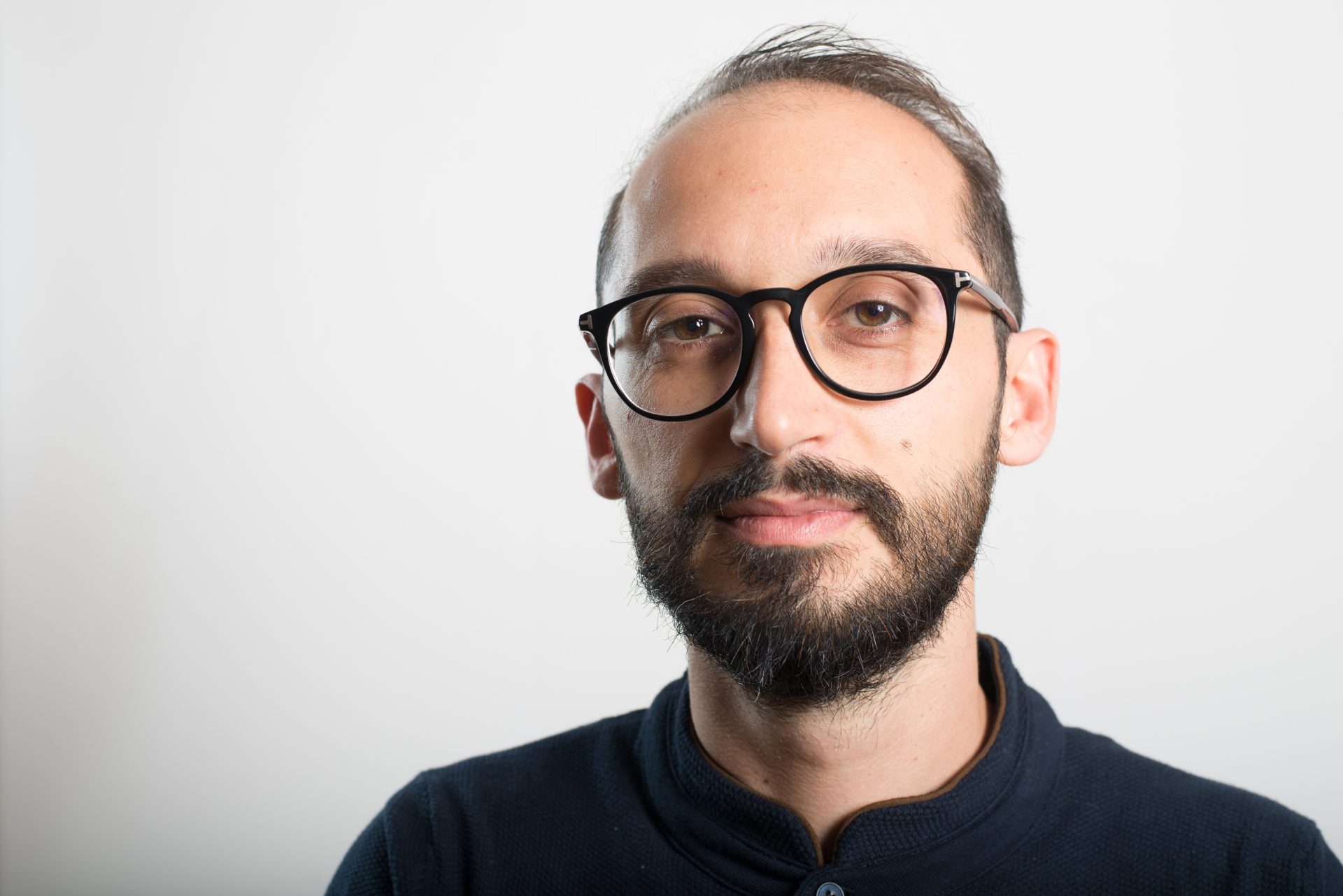 Fabio Chiusi con gli occhiali e una maglia nera 