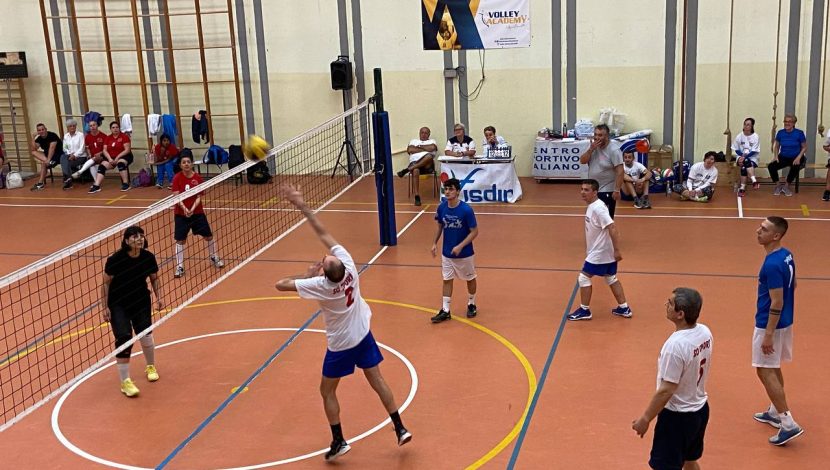 La parte destra di un campo da pallavolo, con quattro giocatori in campo. Uno di loro sta schiacciando