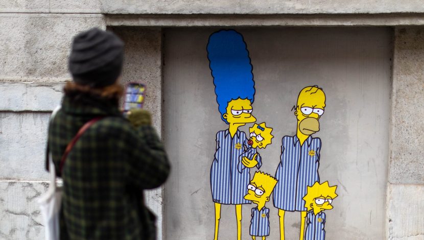 Uno dei due Murales raffiguranti i Simpson davanti al Memoriale della Shoah dello street artist Alexsandro Palombo