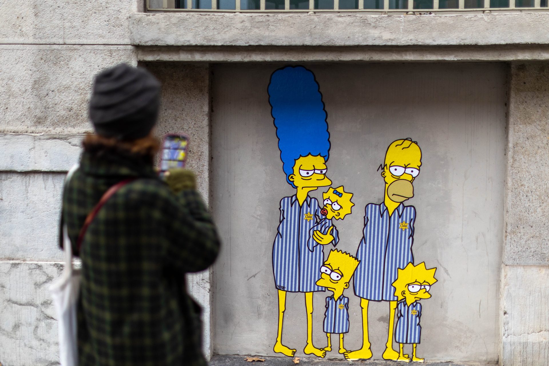 Uno dei due Murales raffiguranti i Simpson davanti al Memoriale della Shoah dello street artist Alexsandro Palombo