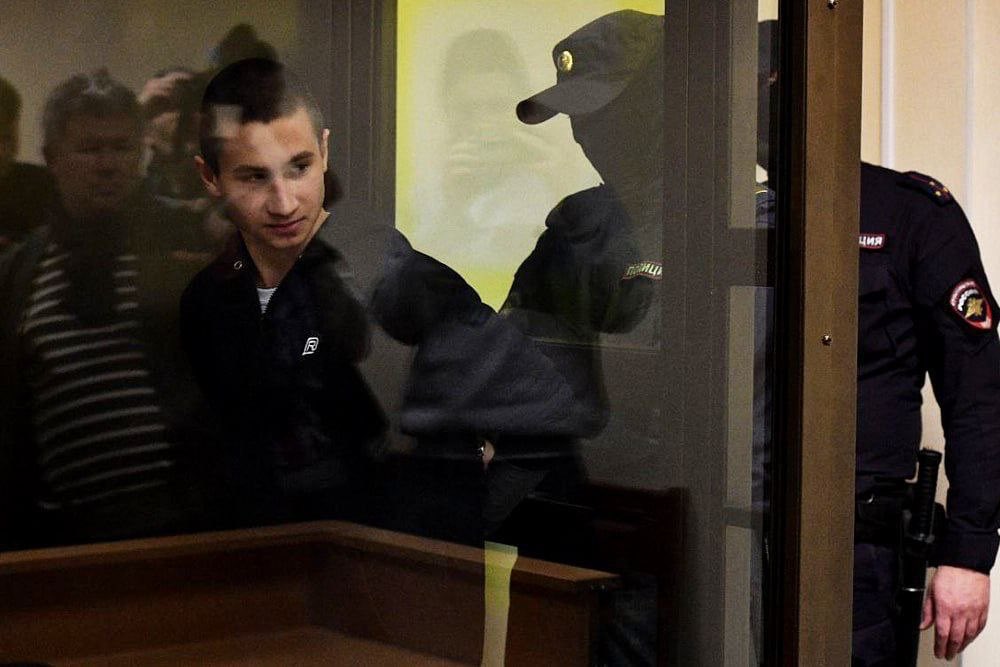 Yegor Balazeikin, 17 anni, condannato per aver tentato di appiccare il fuoco agli uffici di registrazione e arruolamento militare lanciando bombe molotov contro le porte degli uffici (le bottiglie peraltro non sono esplose