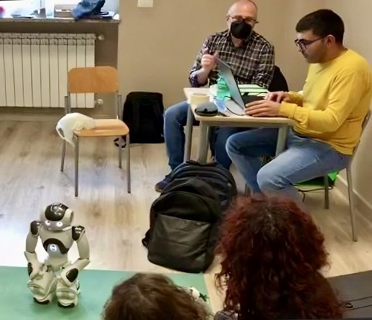 Il prof. Pierri e alcuni suoi studenti nella fase di programmazione di Nao