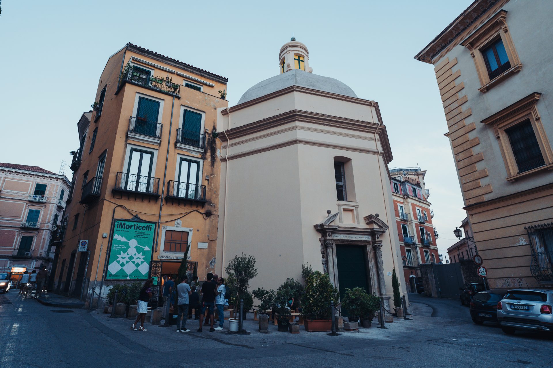 Una visione dall'esterno dei Morticelli, una cappella esagonale bianca con a lato un edificio ocra a tre piani