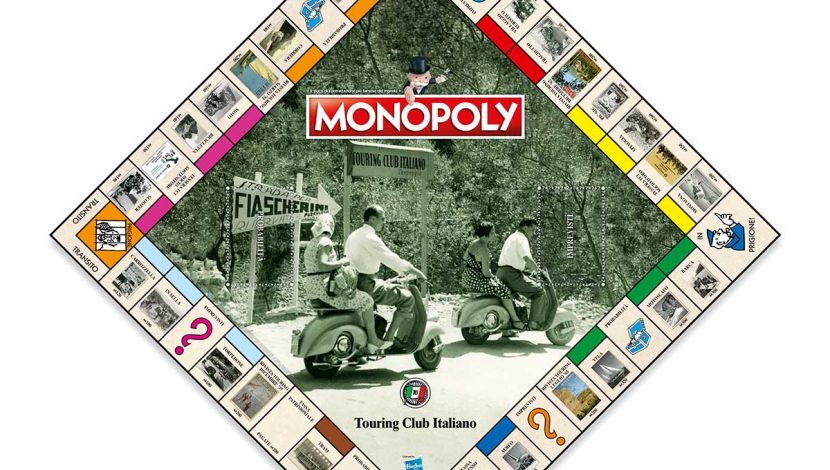 Il tabellone del Monopoly, con in centro una foto d'epica di due persone in viaggio su due motociclette Vespa