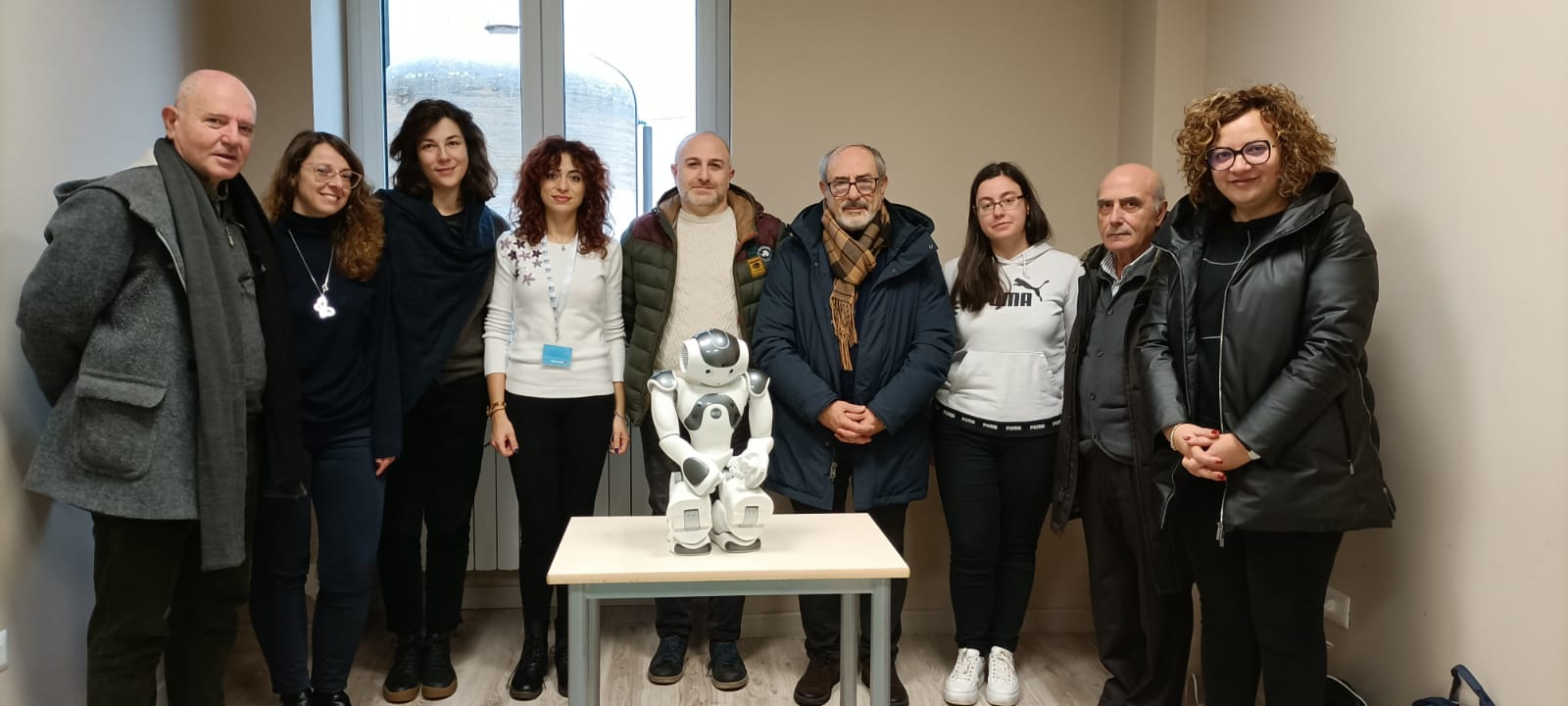 Il team di ricerca che sta seguendo la sperimentazione del robot sociale