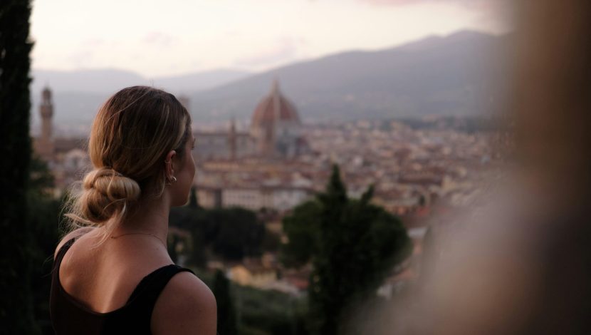 una ragazza ammira firenze