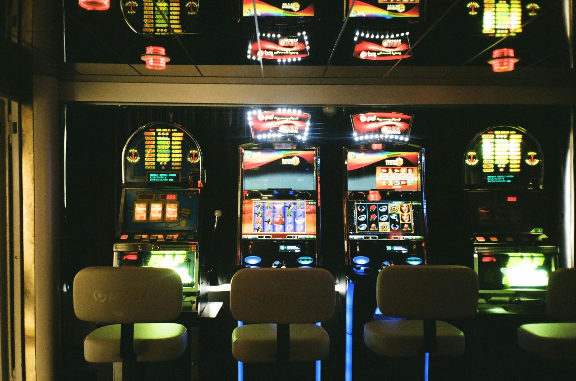 Foto di Darya Sannikova: https://www.pexels.com/it-it/foto/macchinette-da-gioco-3021120/