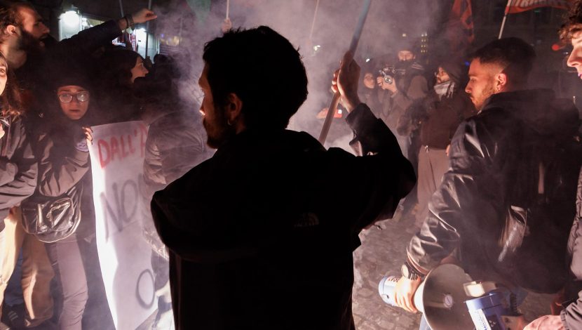 Sit-in organizzato dalla Rete degli studenti medi del Lazio in seguito alle cariche della polizia a Pisa, foto Roberto Monaldo / LaPresse