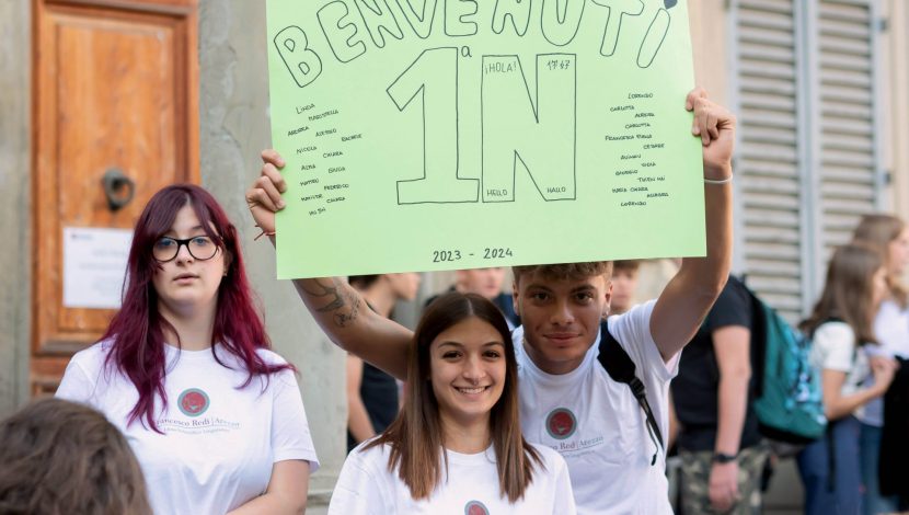 Primo giorno di scuola del nuovo anno scolastico presso l'istituto tecnico statale commerciale Buonarroti. L'accoglienza degli studenti tutor delle classi quinte agli studenti delle nuove prime classi Foto di © Daiano Cristini/Sintesi