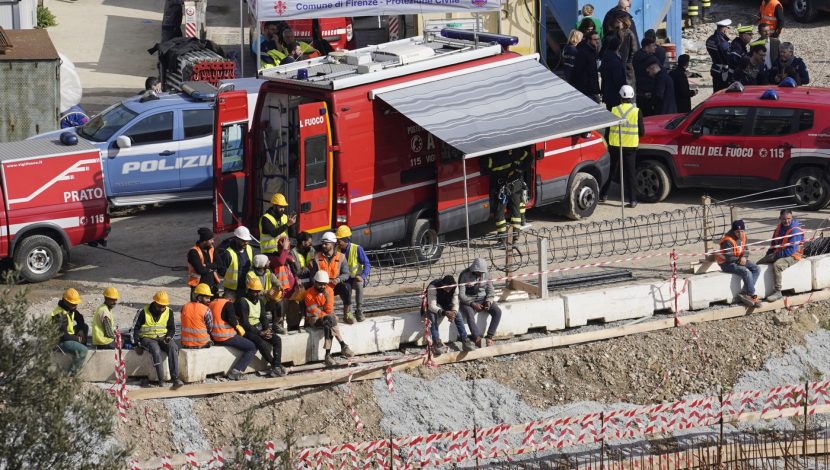 Il cantiere dell'Esselunga a Firenze luogo dell’incidente, gli operai del cantiere osservano i soccorsi.