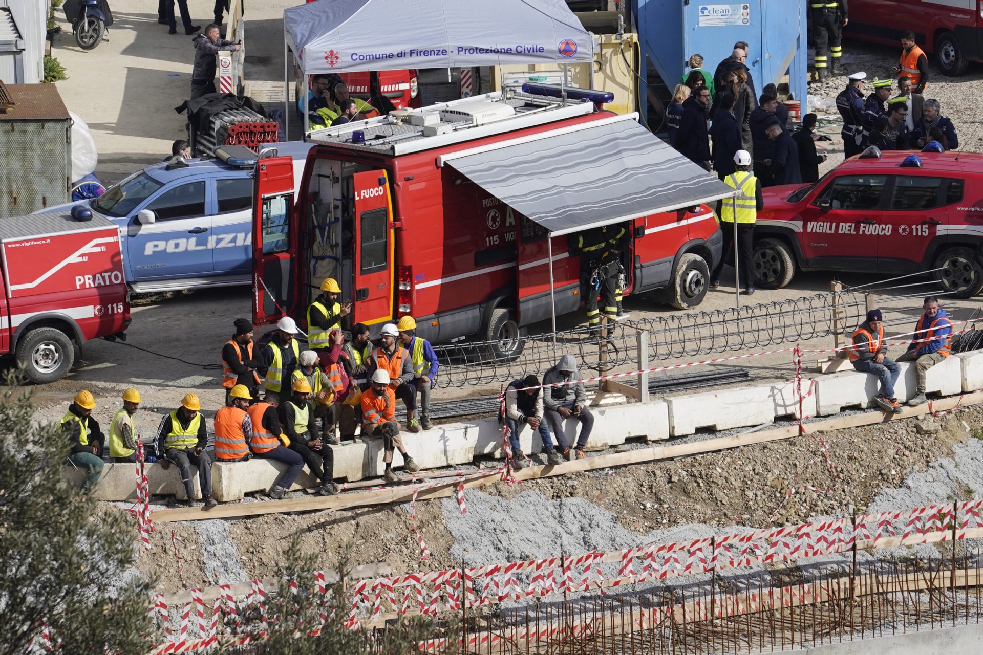 Il cantiere dell'Esselunga a Firenze luogo dell’incidente, gli operai del cantiere osservano i soccorsi.