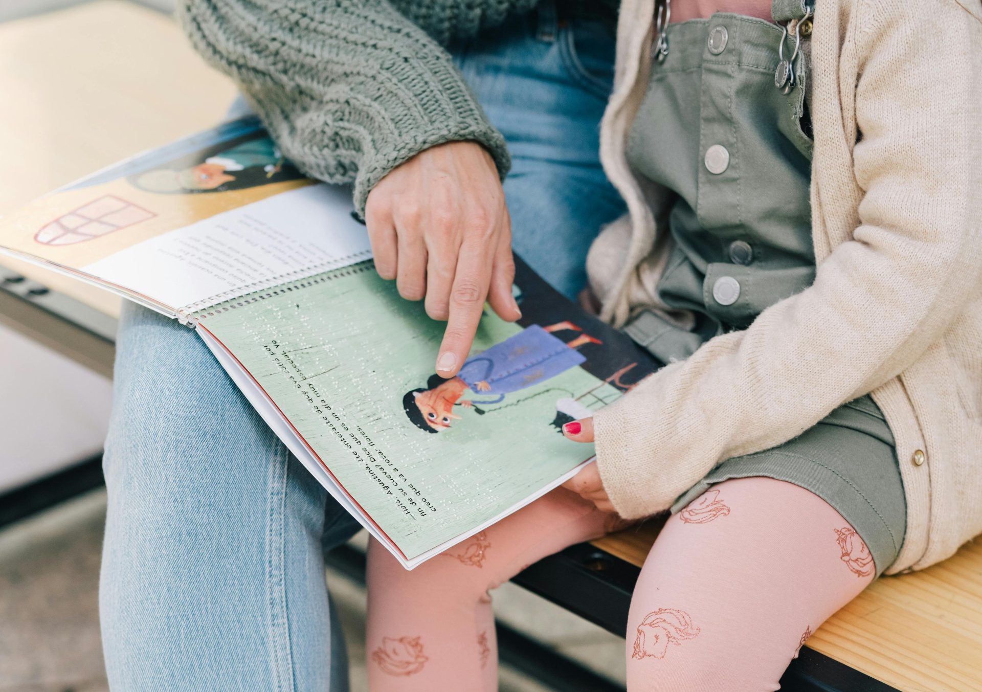 bambina legge libro in braille