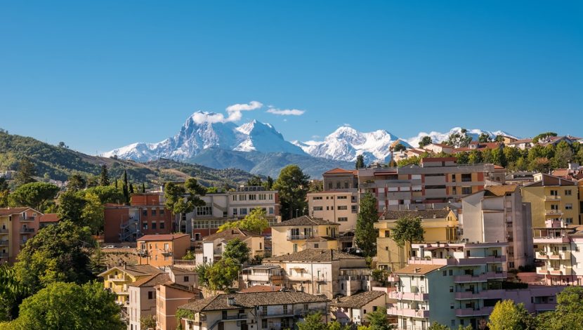 Una veduta aerea della città di Teramo, sullo sfondo delle montagne