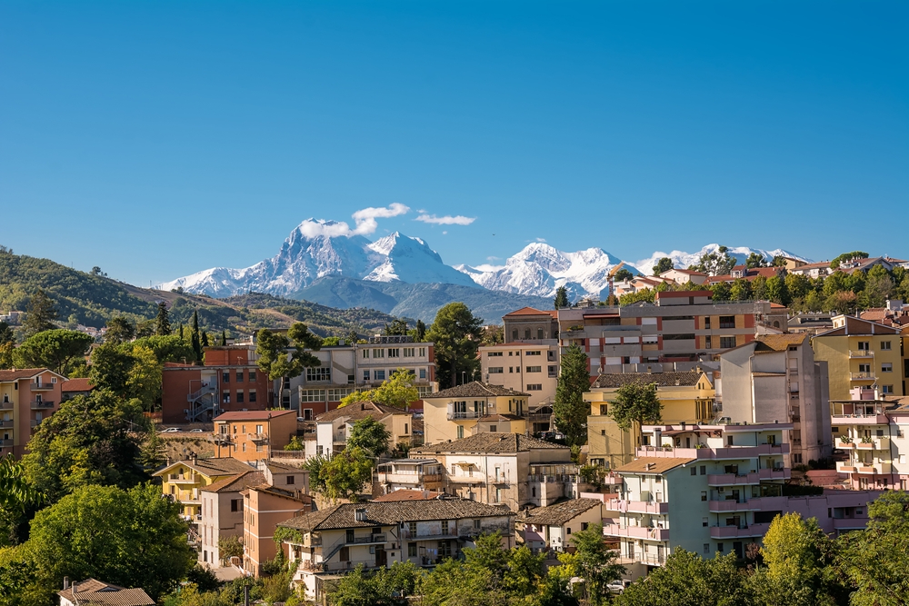 Una veduta aerea della città di Teramo, sullo sfondo delle montagne